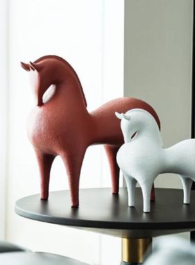 红色马树脂摆件饰品现代极简抽象客厅办公室玄关装饰北欧轻奢高档