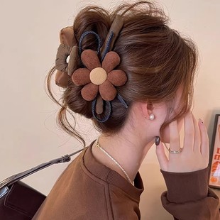 秋冬毛绒花朵抓夹女高级感AB面鲨鱼夹2026新款 无痕发夹后脑勺盘发