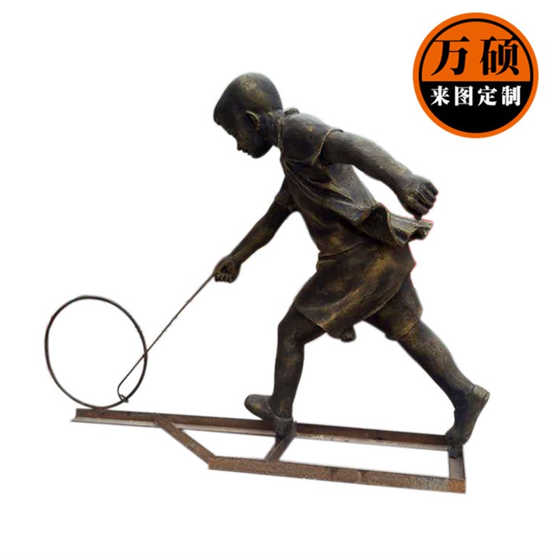 玻璃钢仿铜民俗人物雕塑 小孩玩耍推铁环童趣步行街商业街雕塑