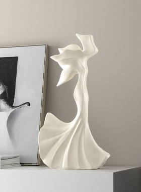 高级感轻奢抽象人物摆件艺术雕塑软装办公室书房客U厅酒柜家居饰