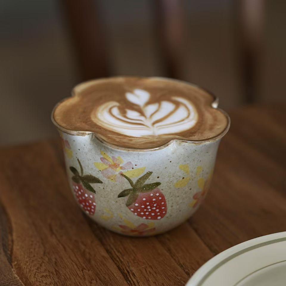 花间树里。景德镇手作粗陶草莓花口咖啡杯拿铁拉花杯茶杯手握杯子
