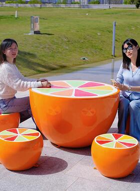 户外景区玻璃钢橙子座椅大摆件商场水果桌雕塑幼儿园休闲坐凳装饰