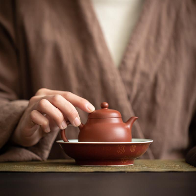 覆古茶壶干泡茶壶与简单的中国干泡茶桌珊瑚红紫砂壶底泡茶小茶几