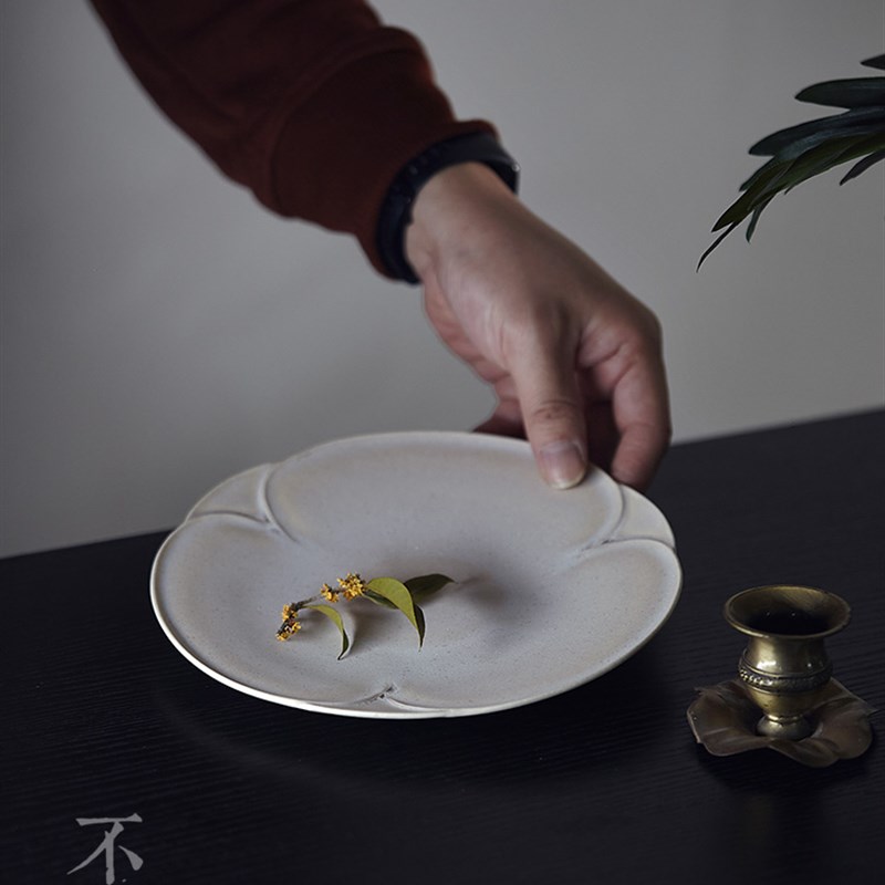 《玩具》杂志【精致覆古】联群灰色花蕾陶瓷西餐盘高端手工沙拉盘