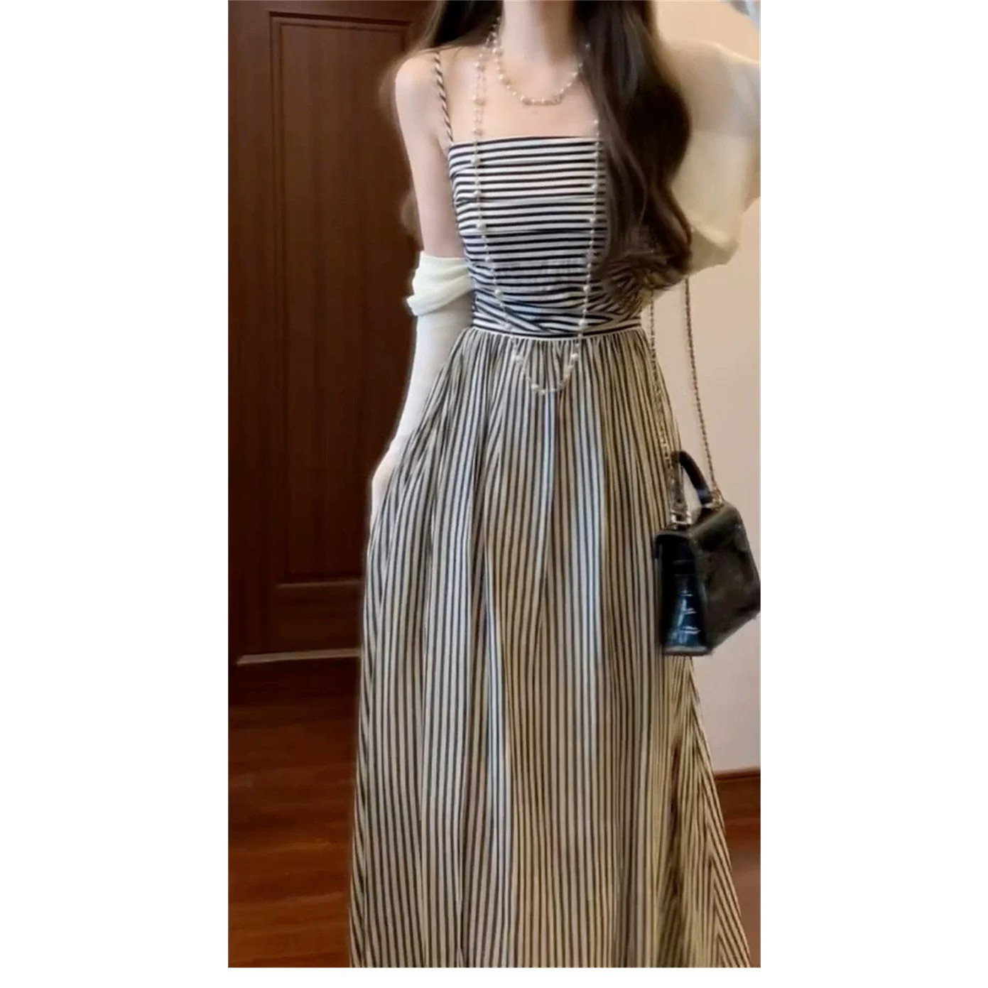 黑色条纹吊带连衣裙子女初夏季2026新款今年流行爆款法式掐腰长裙