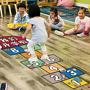 幼儿园可爱卡通跳房子游戏贴纸开学季装饰布置自粘贴画跳格子地贴