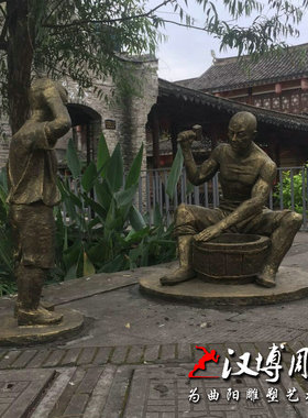 玻璃钢仿铜人物雕塑公园景观民俗小品雕塑小孩和父亲猜拳洗衣雕塑