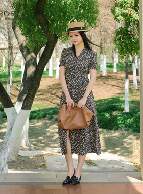 Girdear/哥弟夏季V领排扣收腰短袖连衣裙开衩设计显瘦女裙150026