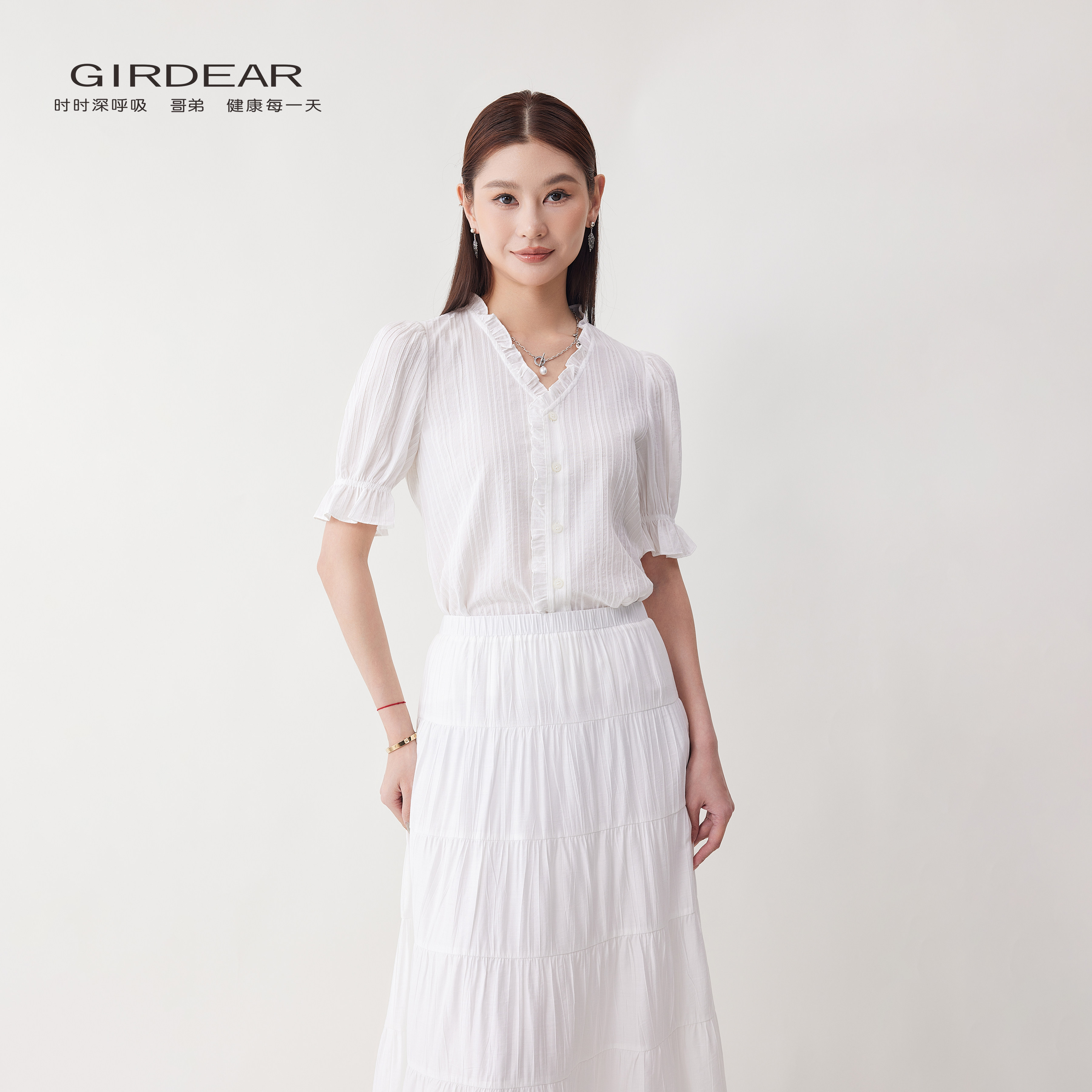 Girdear/哥弟法式温柔风V领泡泡袖衬衫女肌理感气质上衣130169