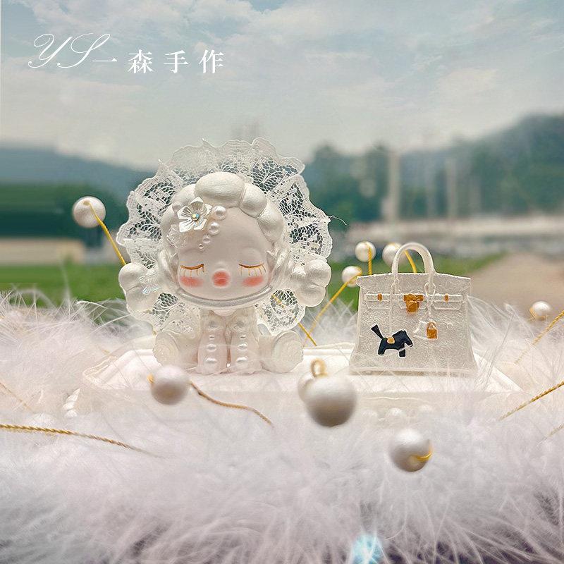 车上装饰品摆件车载香薰2024新款汽车中控台摆件小人高级女士高档