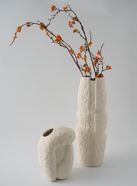 现代复古褶皱素白陶瓷花瓶摆件新中式样板间客厅古铜色花器装饰品