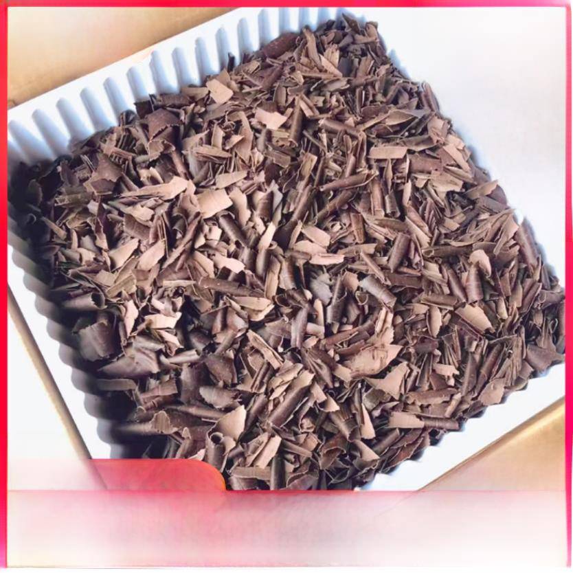 长条状纯脂代脂巧克力刨花牛奶黑白巧克力碎屑绢花黑森林围边蛋糕