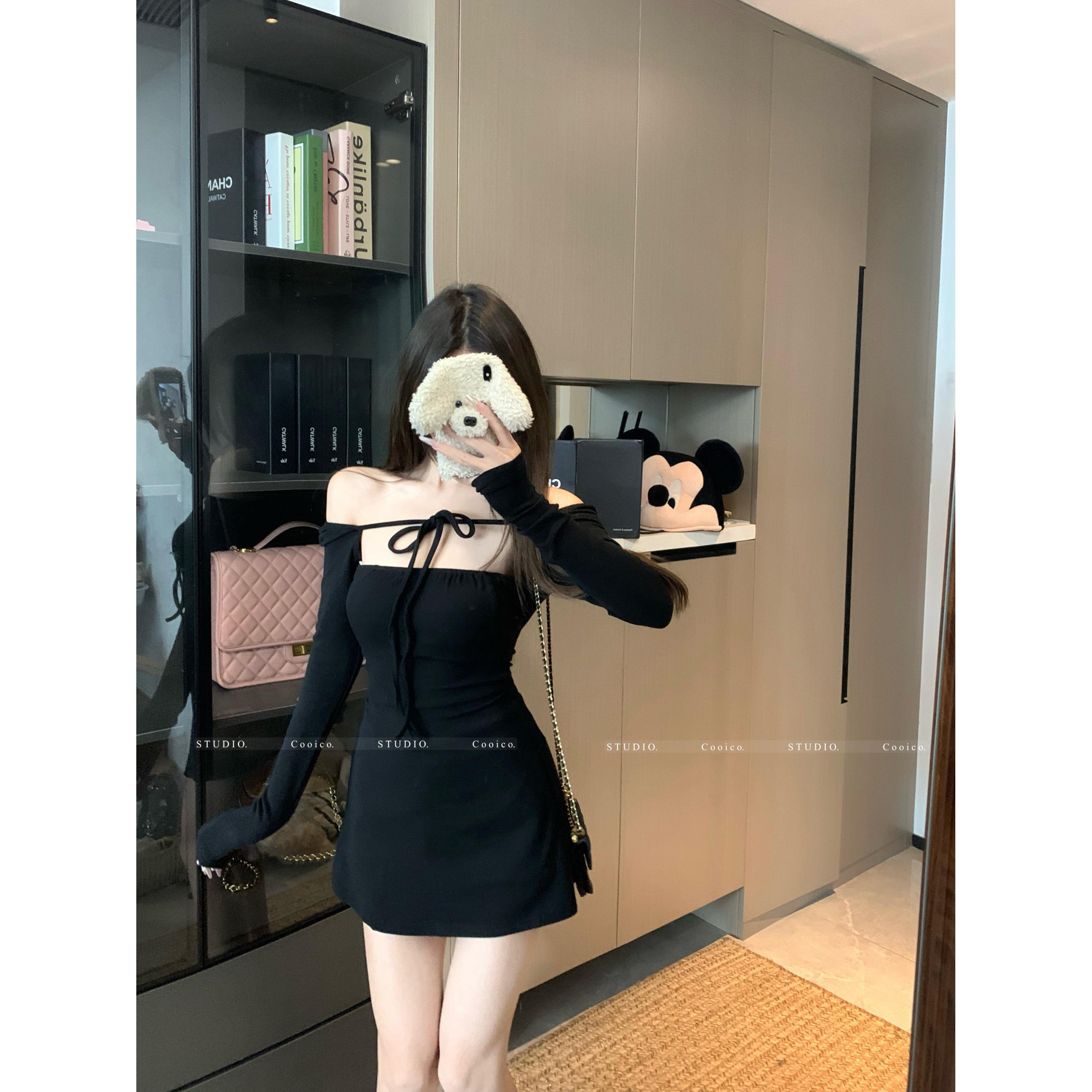 一字肩黑色辣妹长袖针织连衣裙女春季修身收腰短裙设计感包臀裙子