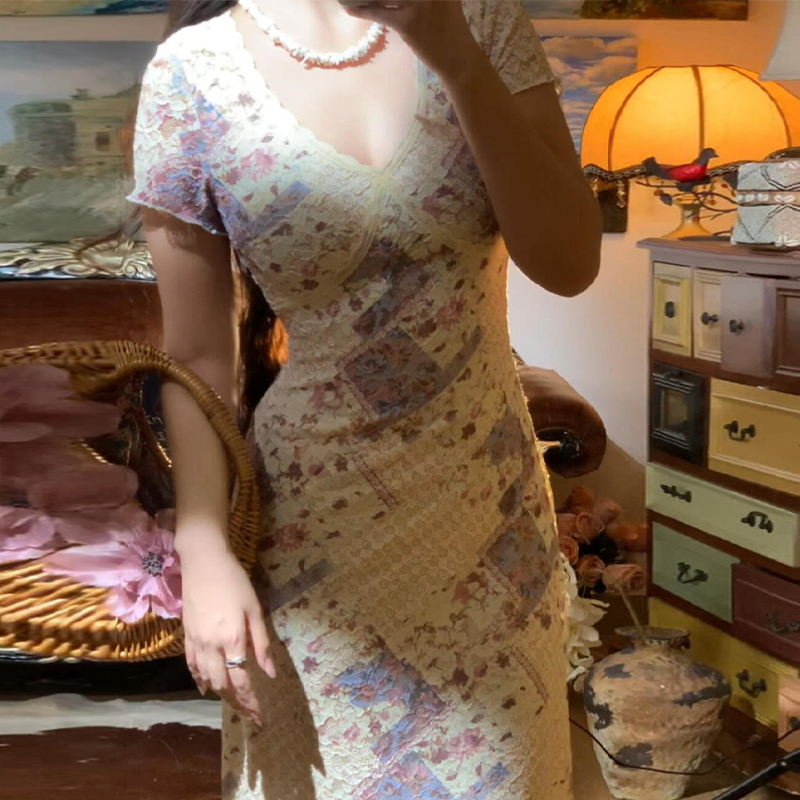 法式复古v领碎花连衣裙子女夏季2025年新款气质收腰修身包臀长裙