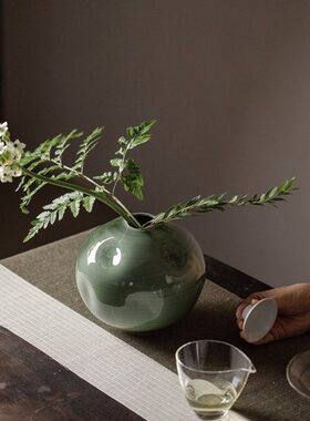 插花茶室陶瓷花瓶家居装饰人白瓷双耳文台面花器复古禅意青瓷摆件