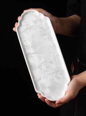 青白色陶瓷长方茶托平盘子长条蛋糕点盘冷凉菜意境菜饭店酒店餐具