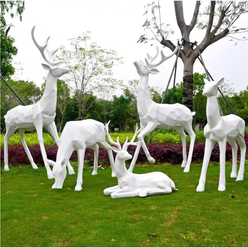 纯白几何梅花鹿雕塑仿真动物玻璃钢纯白彩绘艺术鹿商场装饰摆件