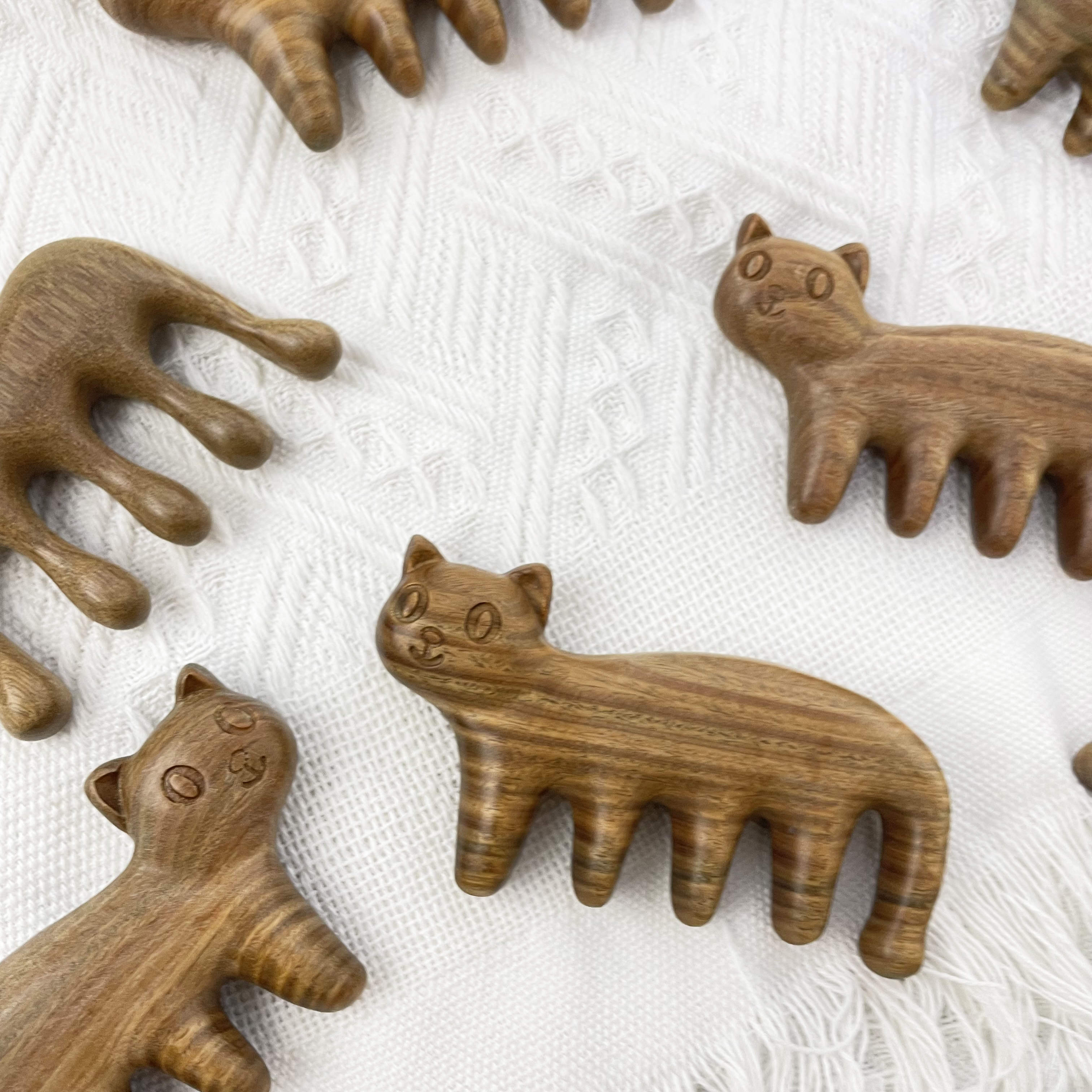 小猫绿檀木梳子经络按摩梳檀香木翠绿色清香型头发梳防脱发静电