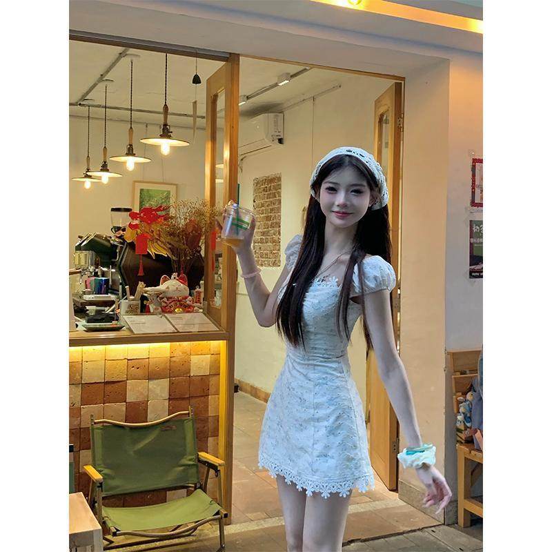 七颗虾滑连衣裙女新款收腰约会拼接蕾丝花边方领短裙