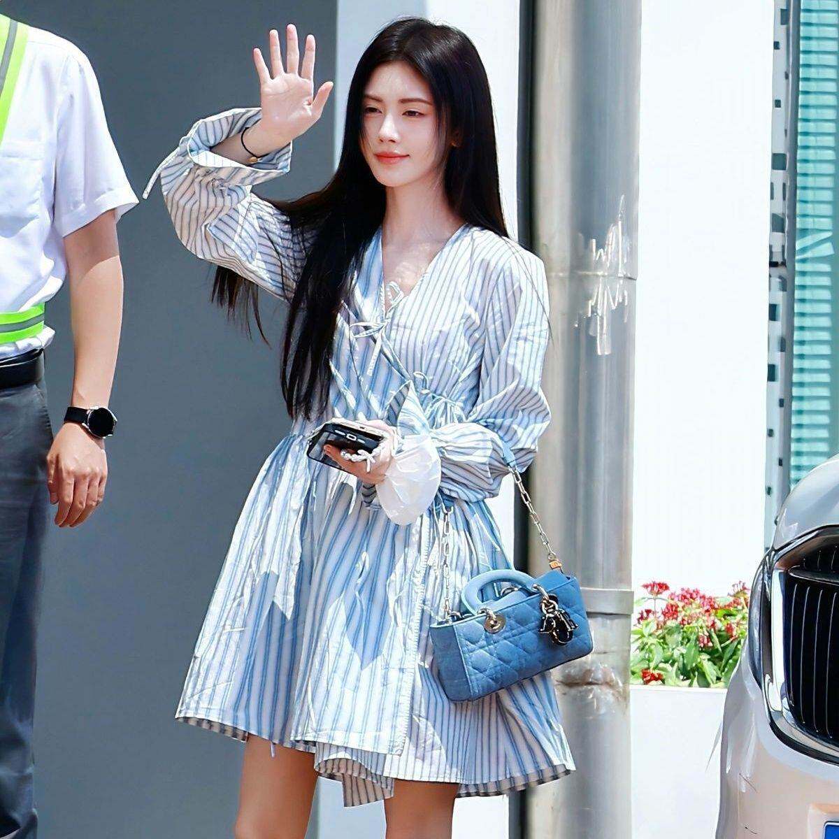 鞠婧祎明星同款气质蓝白条纹清新喇叭袖衬衫遮肚子收腰显瘦甜美裙