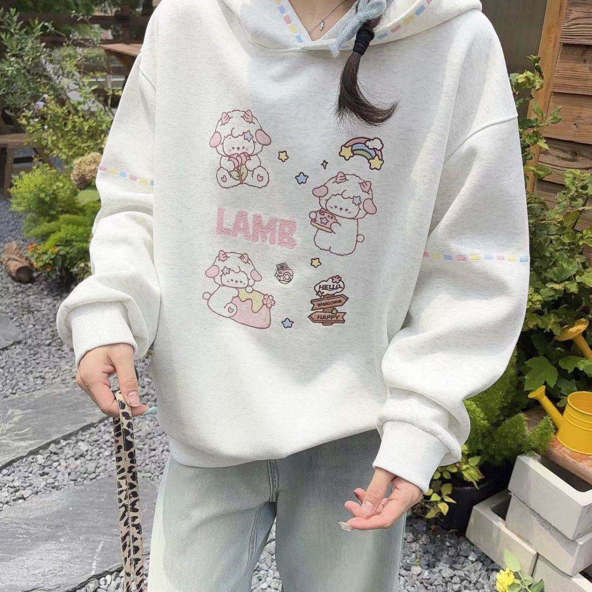 韩系卡通小羊绣花连帽卫衣女秋季宽松减龄慵懒风套头帽衫可爱印花