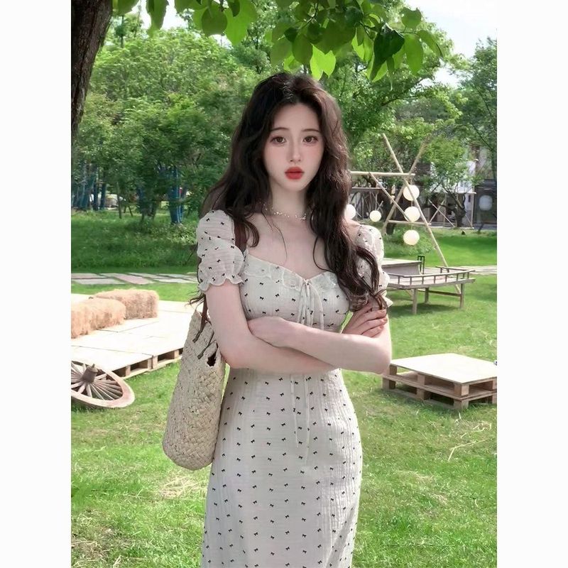 大码茶歇法式方领泡泡袖气质连衣裙女甜辣妹性感收腰显瘦波点长裙