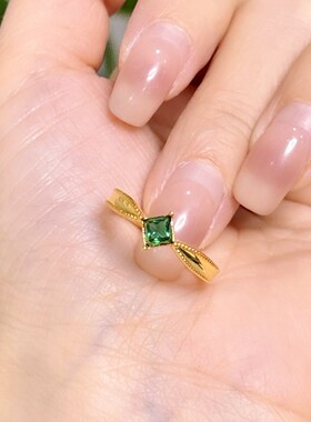 18K金戒指 公主方绿宝 戒指80011