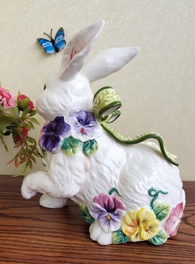 出口精品陶瓷百合花兔子摆件欧式电视柜玄关兔子生日礼物装饰摆件