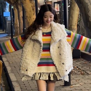 白色毛绒绒马甲背心女秋冬季新款加厚设计感百搭翻领外套无袖上衣