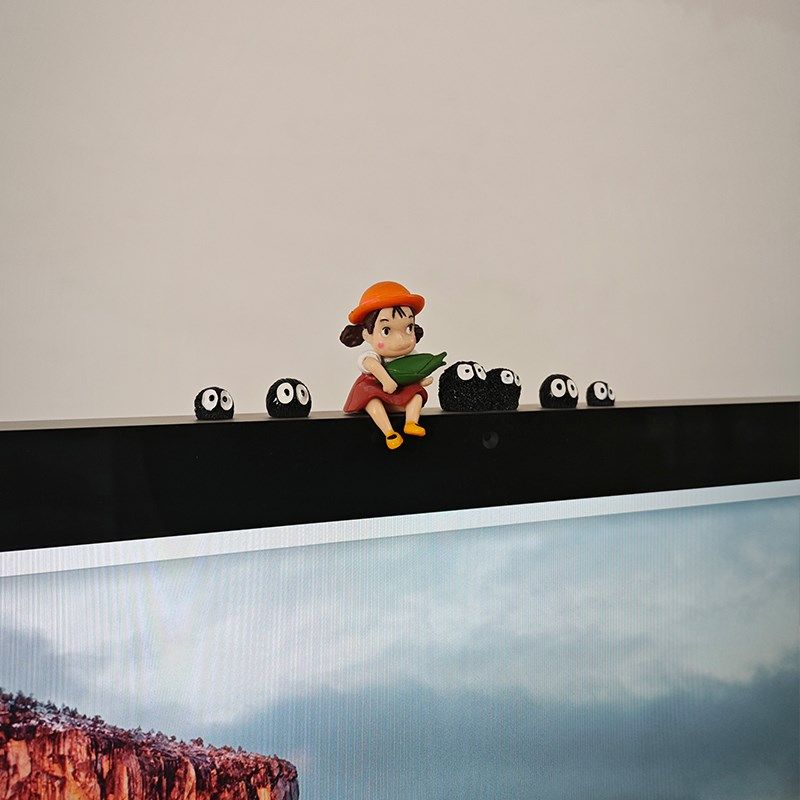 治愈小梅电脑显示器装饰公仔办工桌面屏幕摆件可爱小煤球玩偶饰品