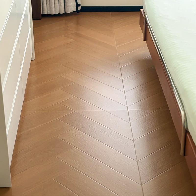 天鹅绒柔光砖木纹砖地砖客厅卧室人字拼鱼骨拼广东瓷砖仿原木地板