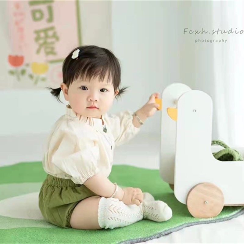 新款爱鸭子推车小鸡木质书架儿童房装饰置物宝宝摄影拍照道具