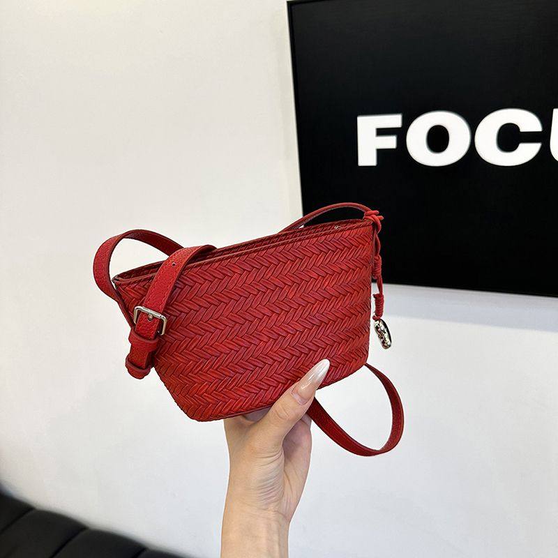 高级迷你编织小包包包2025新款时尚百搭水桶单肩包小众元宝手机包