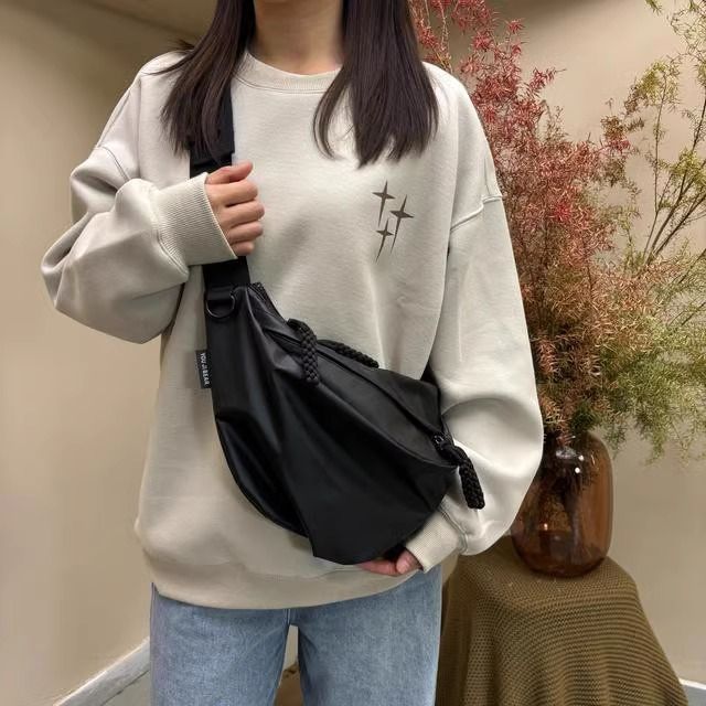 高级感防水皮膜斜挎包2025新款时尚大容量单肩斜背运动休闲饺子包