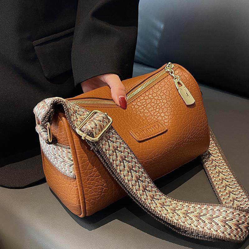 今年流行小包包女春夏百搭2025新款时尚宽带斜挎包网红爆款枕头包