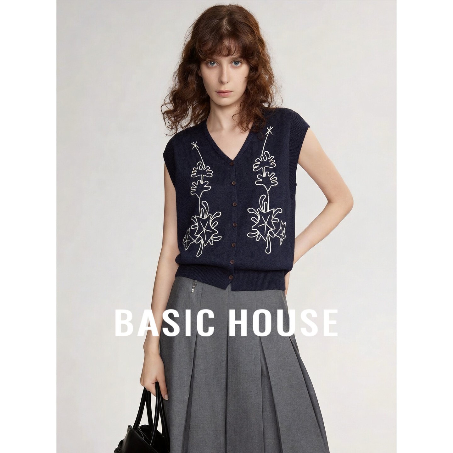 Basic House/百家好V领刺绣花朵无袖针织马甲女洋气百搭显瘦背心