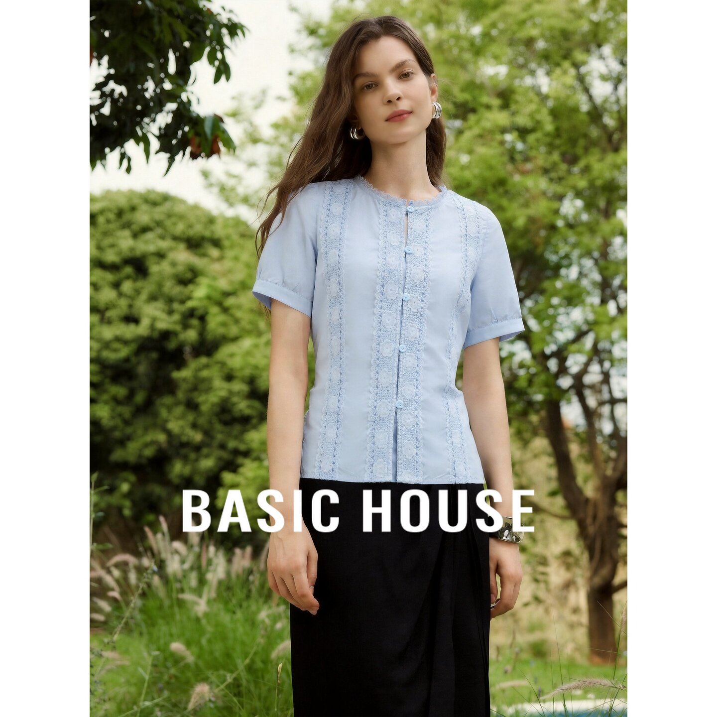 Basic House/百家好优雅泡泡袖水蓝纯棉衬衫收腰显瘦蕾丝拼接上衣