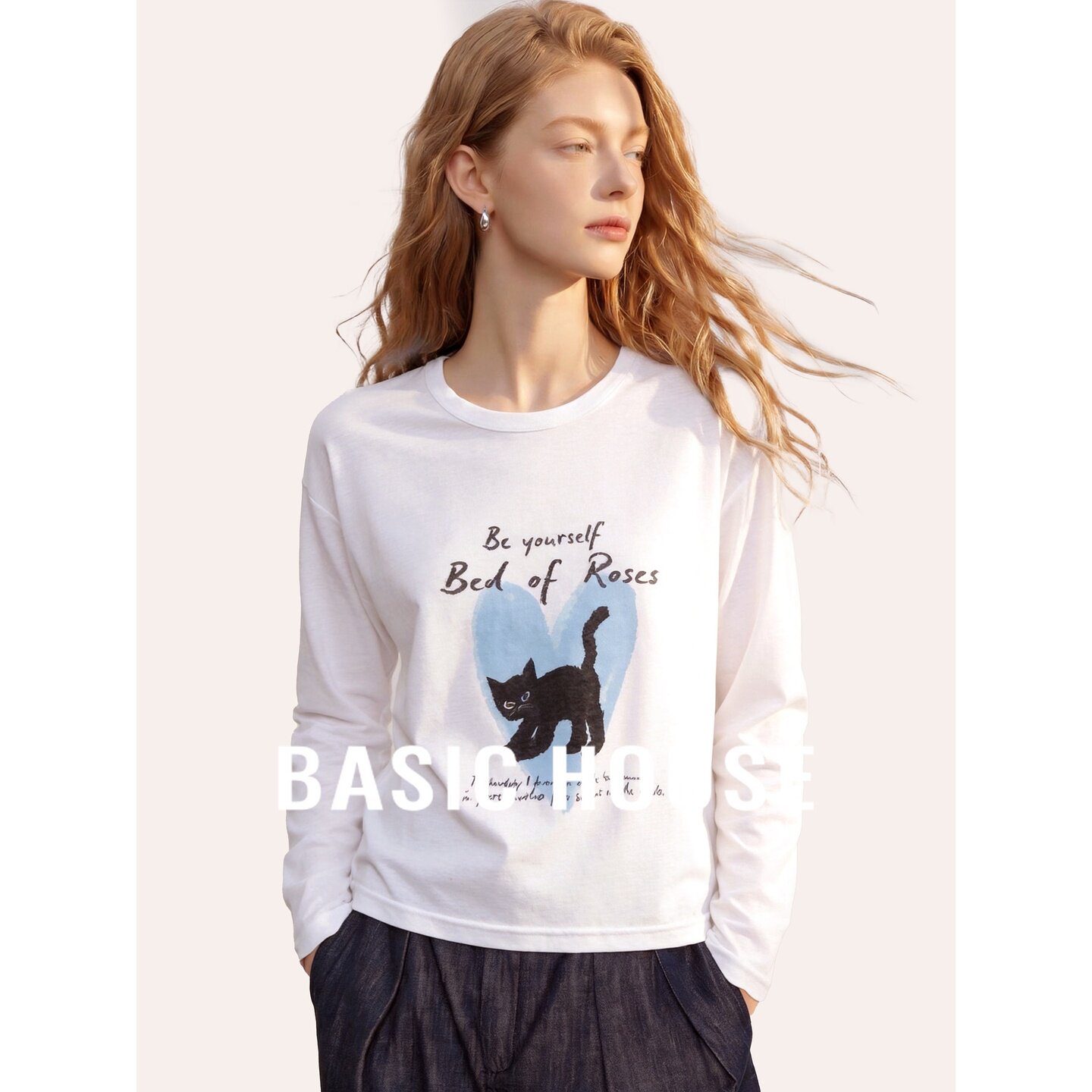 Basic House/百家好白色长袖T恤女可爱猫咪印花宽松含棉休闲上衣