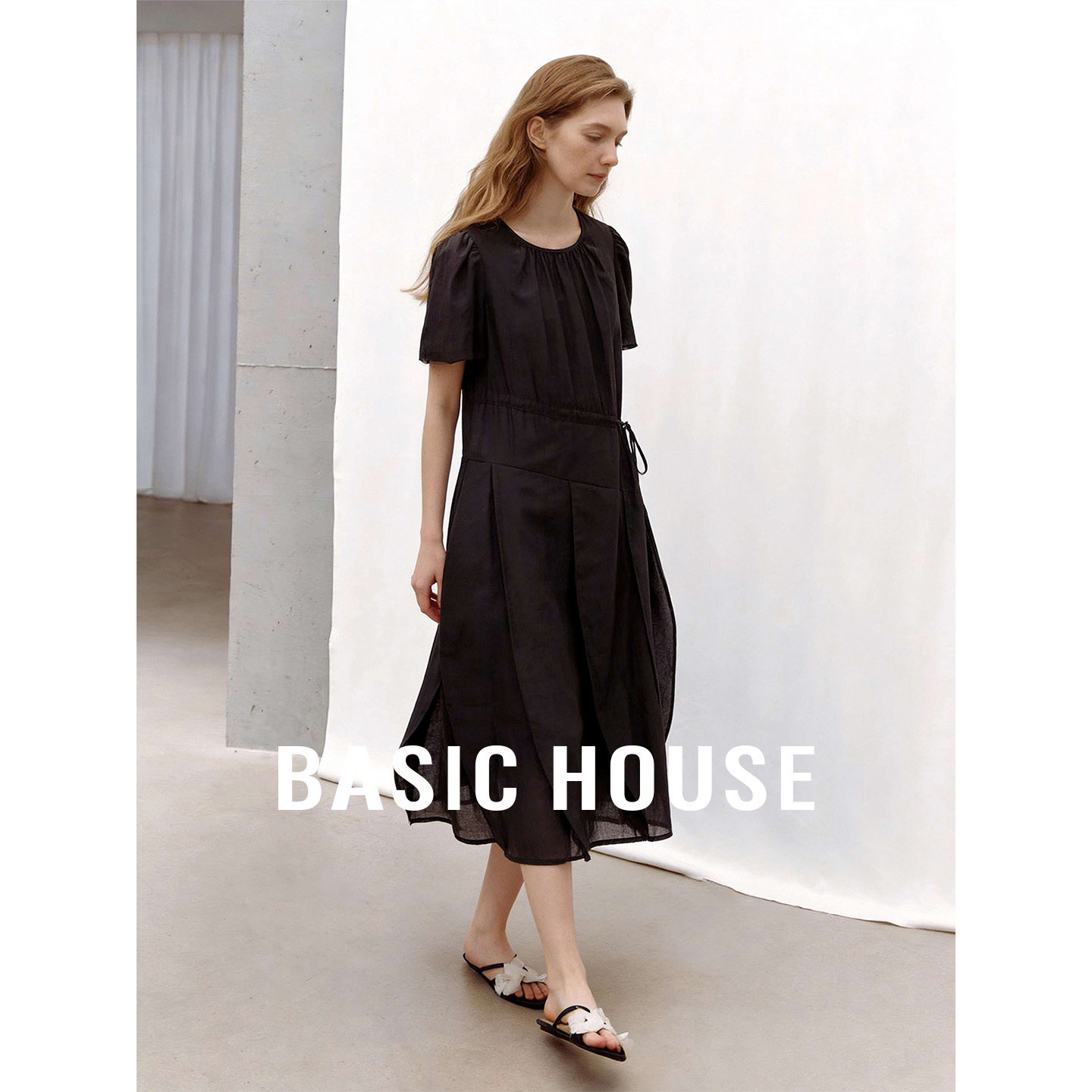Basic House/百家好黑色圆领连衣裙女夏莱赛尔收腰显瘦中长款裙子