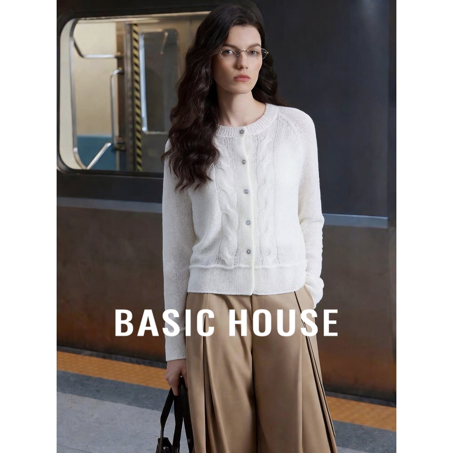 Basic House/百家好白色圆领绵羊毛针织开衫女秋季气质纽扣高级感