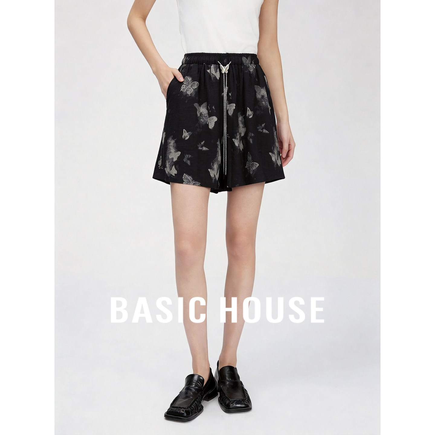 Basic House/百家好黑色蝴蝶印花休闲裤女夏抽绳显瘦百搭亚麻短裤