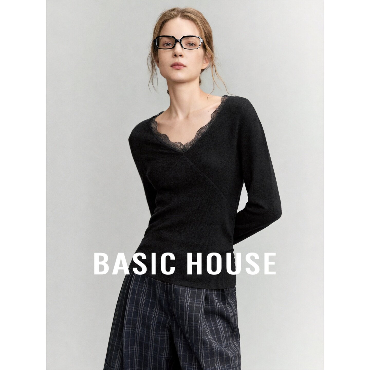Basic House/百家好2026秋莫代尔黑色V领蕾丝拼接修身长袖针织衫