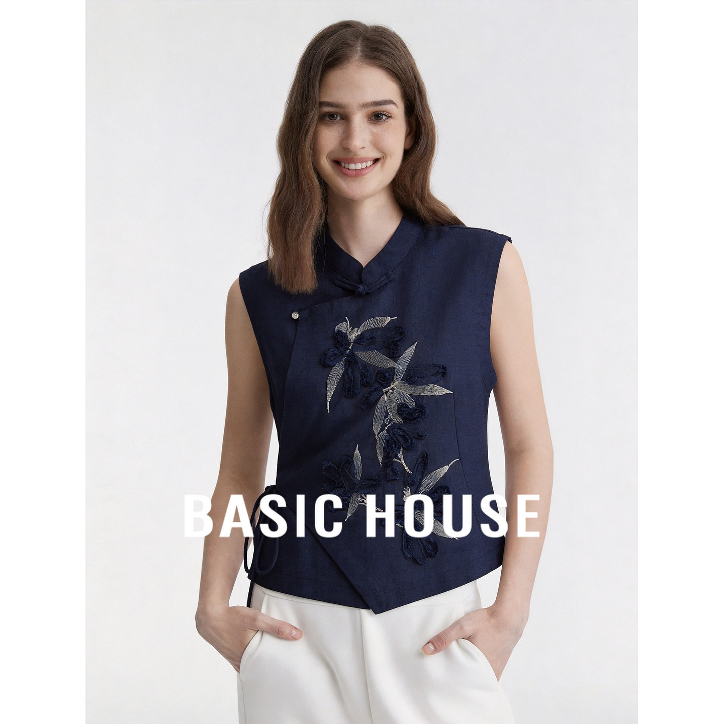 Basic House/百家好新中式盘扣刺绣花朵无袖马甲立领系带背心上衣