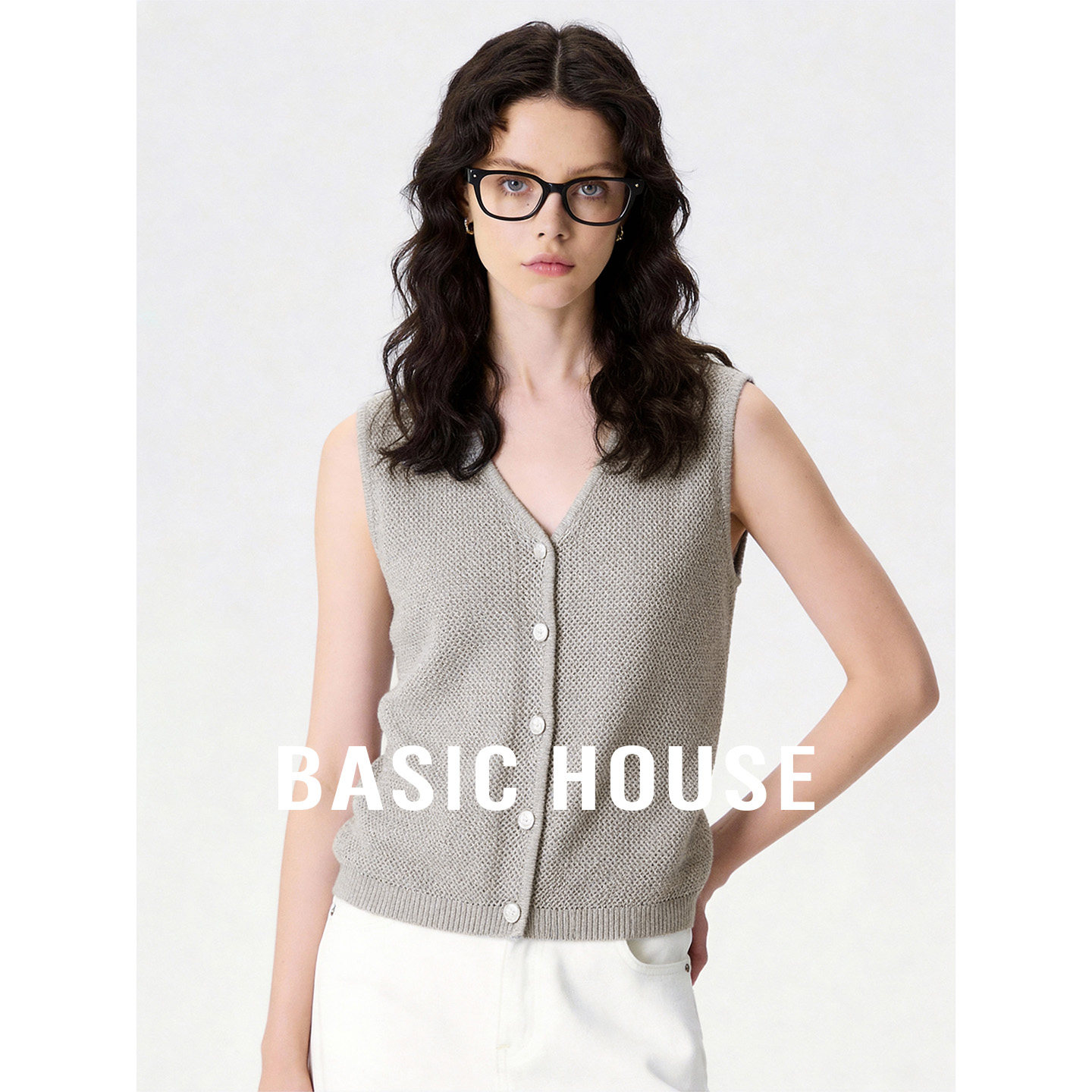 Basic House/百家好V领镂空针织背心女春季新款简约透气短款马甲