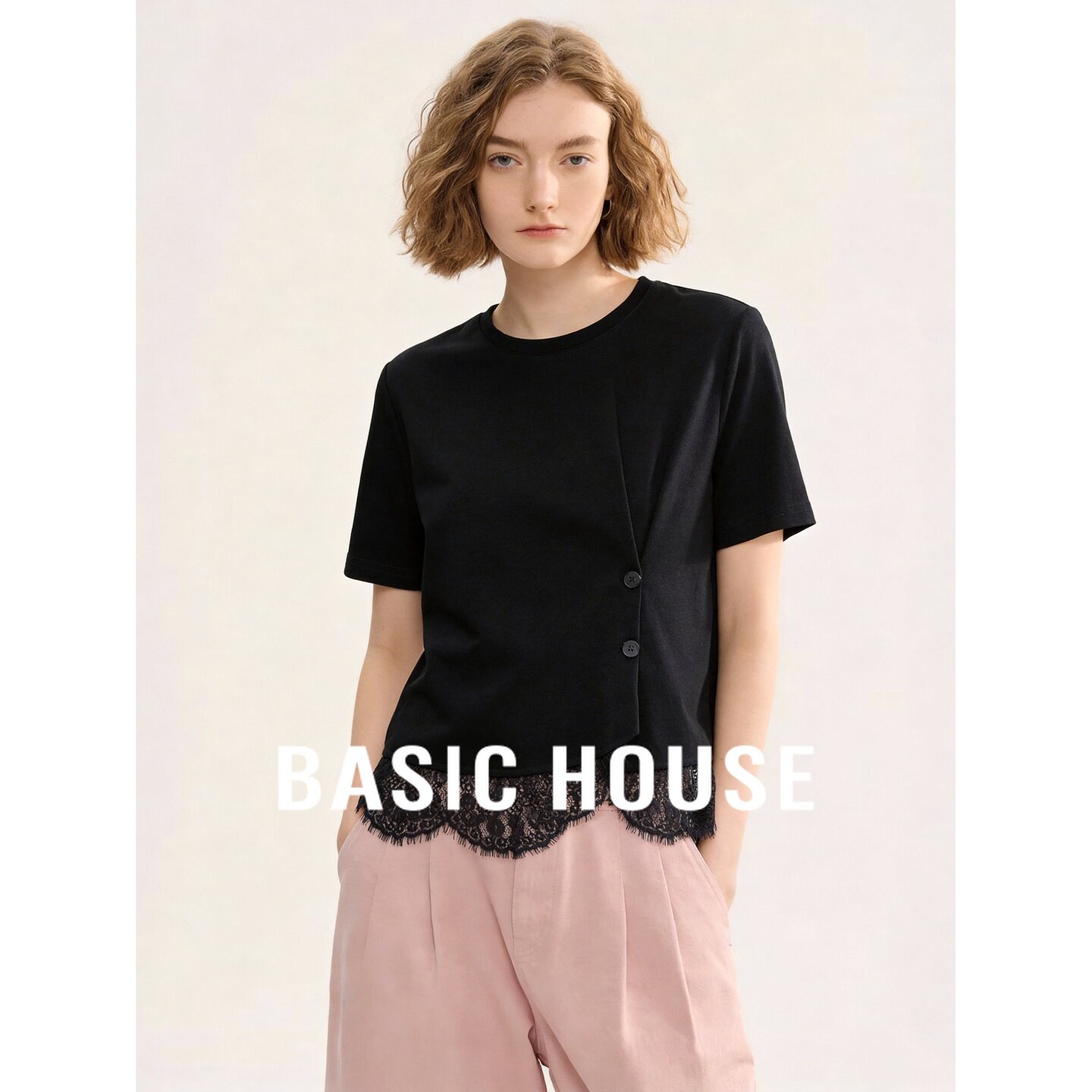 Basic House/百家好简约黑色短袖T恤女夏季蕾丝拼接纽扣装饰上衣
