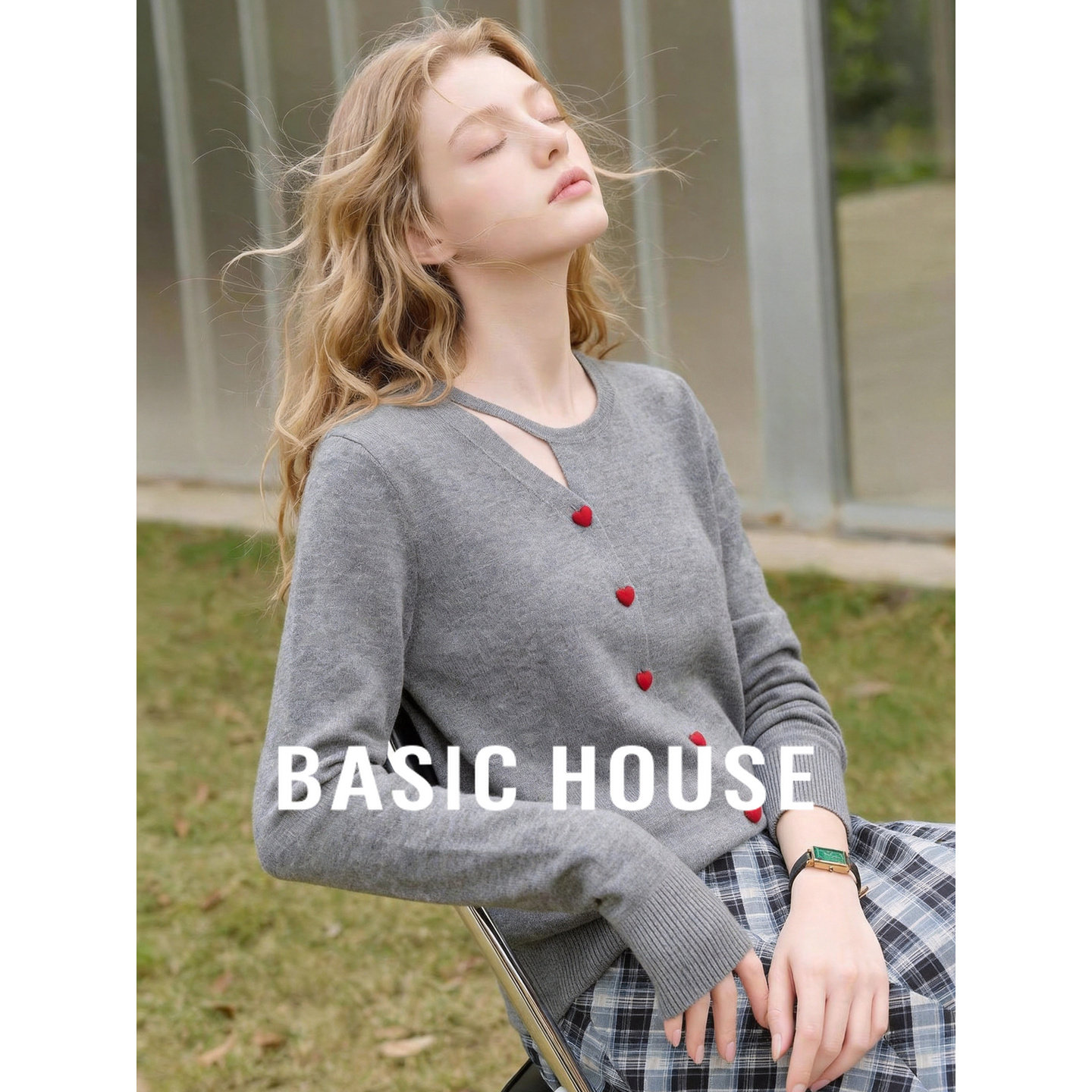 Basic House/百家好新款圆领镂空针织开衫女爱心扣子长袖百搭减龄