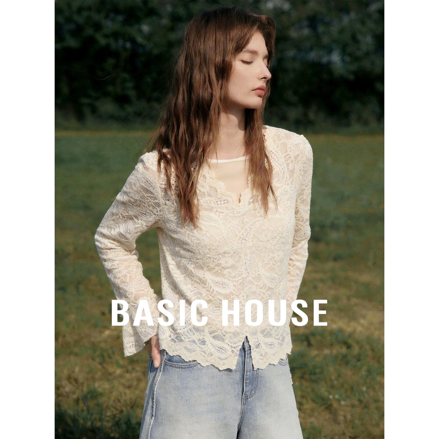 Basic House/百家好法式温柔风杏色镂空蕾丝V领喇叭袖T恤女秋新款