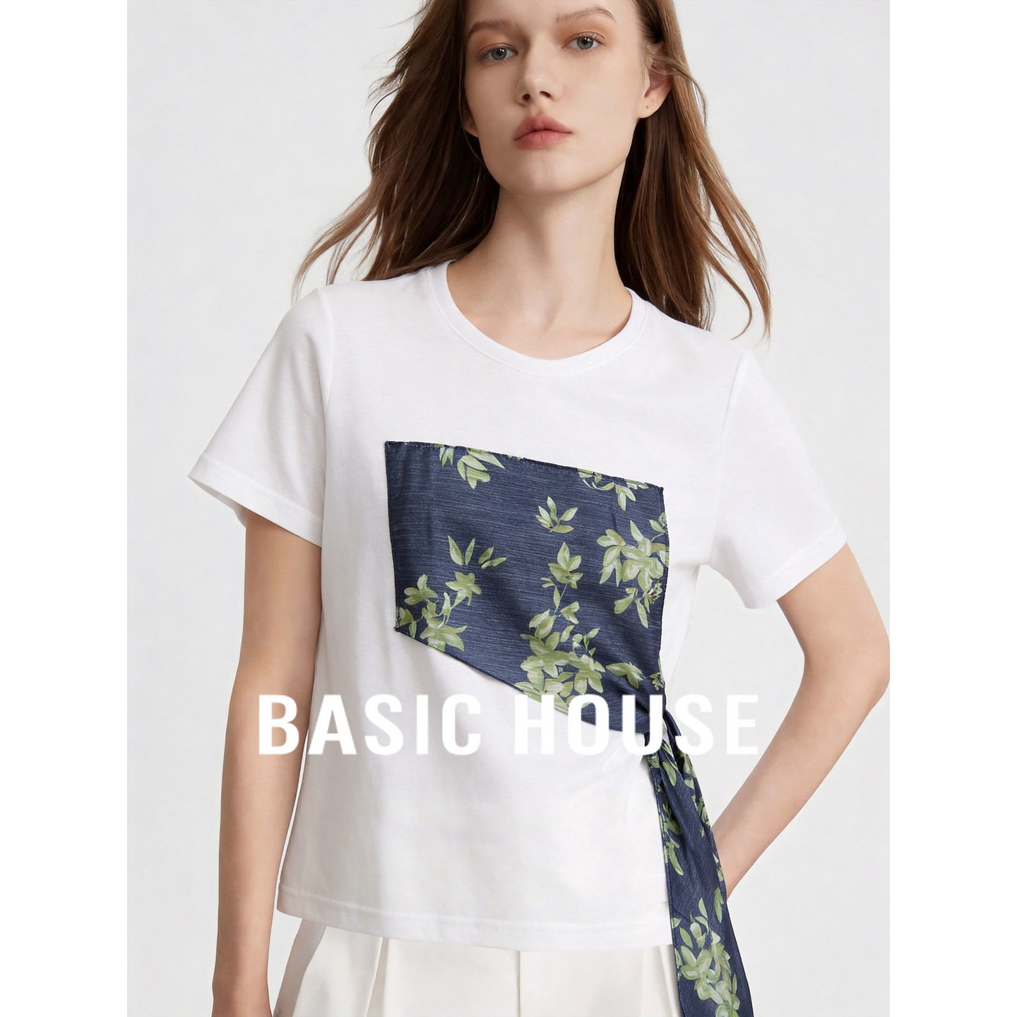 Basic House/百家好时尚印花拼接短袖T恤女白色圆领系带宽松上衣