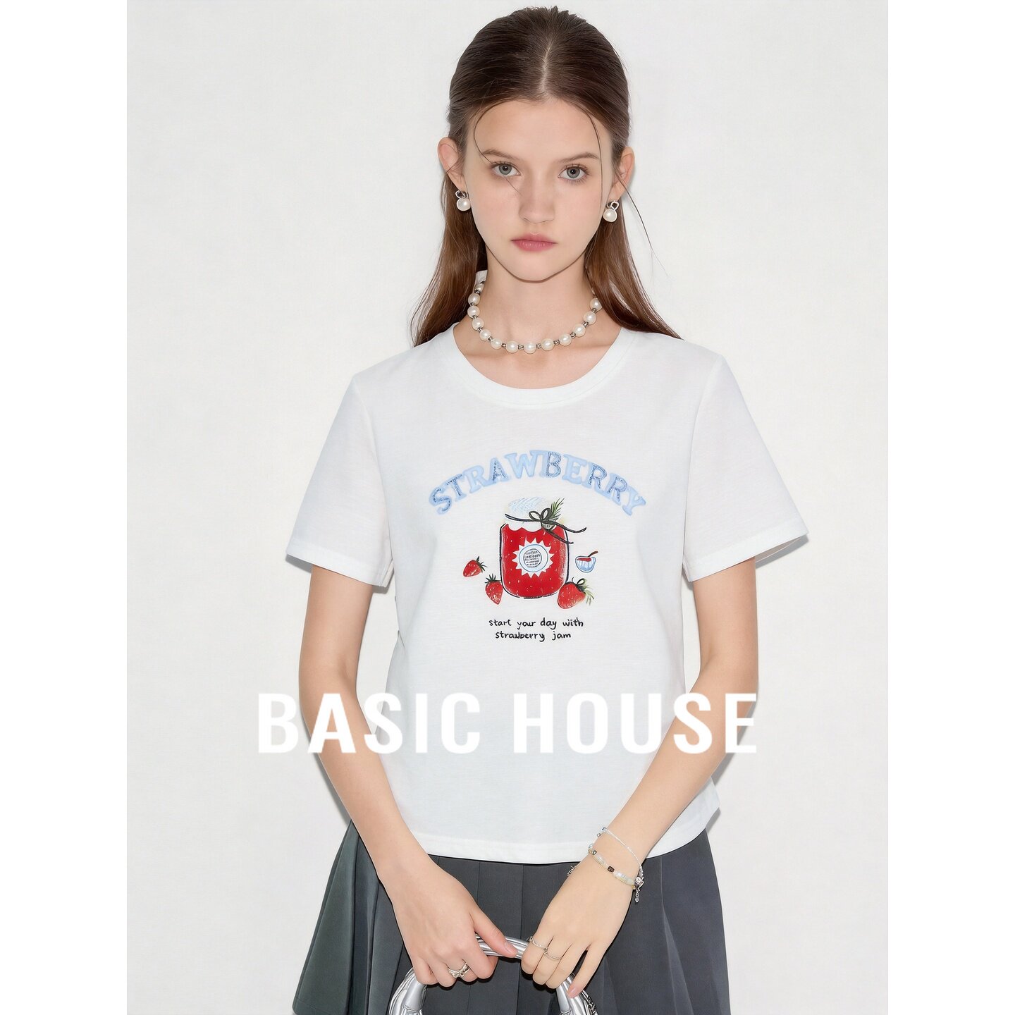 Basic House/百家好白色圆领草莓印花短袖T恤女夏季休闲舒适上衣