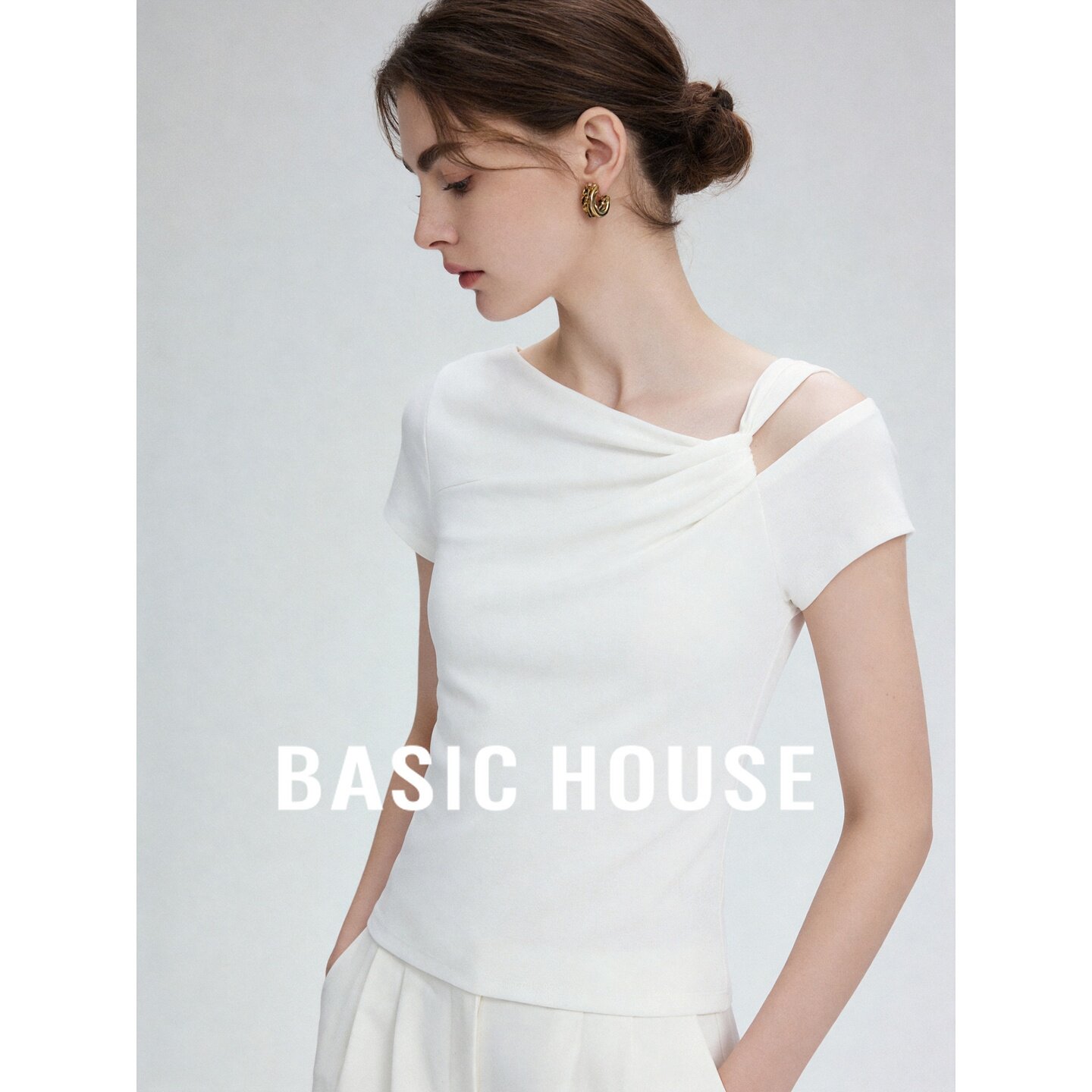 Basic House/百家好不规则斜领露肩短袖T恤女夏季莱赛尔亚麻上衣